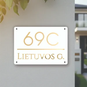 Elegantiškas dviejų sluoksnių namo numeris su aukso spalvos detalėmis, pagamintas iš balto organinio stiklo ir auksinio veidrodinio akrilo.