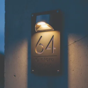 Modernus namo numeris su saulės energija veikiančia LED lempute naktiniam apšvietimui