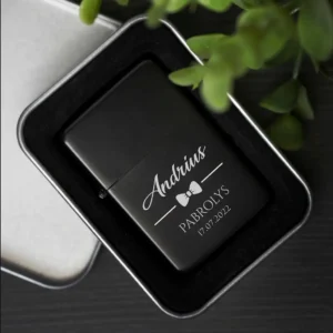 Graviruotas žiebtuvėlis su asmeniniu tekstu – personalizuota dovana vyrui