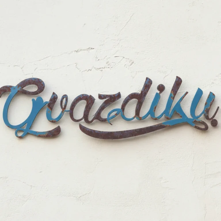 Nusidėvėjęs metalinis namo numeris kaip pavyzdys, kodėl verta rinktis ilgaamžius akrilinius numerius