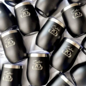 Graviruoti termo puodeliai jubiliejaus ar įmonės šventės proga – elegantiška ir praktiška verslo dovana.