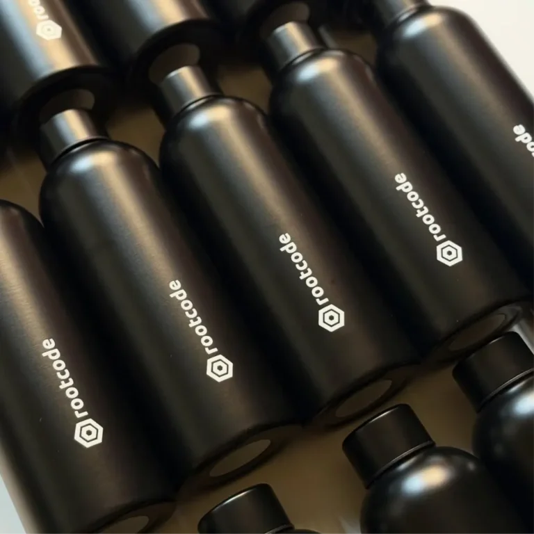 Matinės juodos termo gertuvės su lazeriniu būdu graviruotu įmonės logotipu – masinė gamyba verslui.