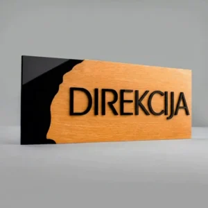Moderni stačiakampė durų lentelė „Direkcija“, pagaminta iš natūralios medienos ir juodo blizgaus akrilo, su iškiliomis 3D juodos spalvos raidėmis