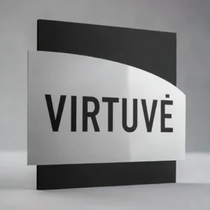 Informacinė medinė lentelė su užrašu SANDĖLYS, lazeriu graviruotos raidės ant medžio pagrindo su juodo akrilo elementu.