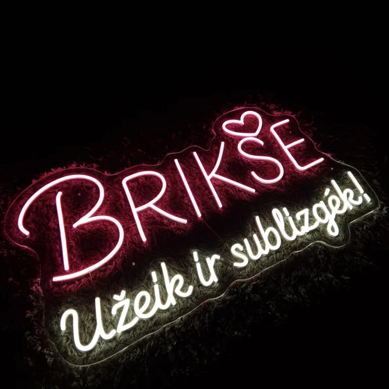 Rožinis ir baltas LED neoninis užrašas „BRIKŠĖ. Užsuk ir sublizgėk!“ su širdelės simboliu – individuali reklaminė iškaba grožio salonui ar parduotuvei.