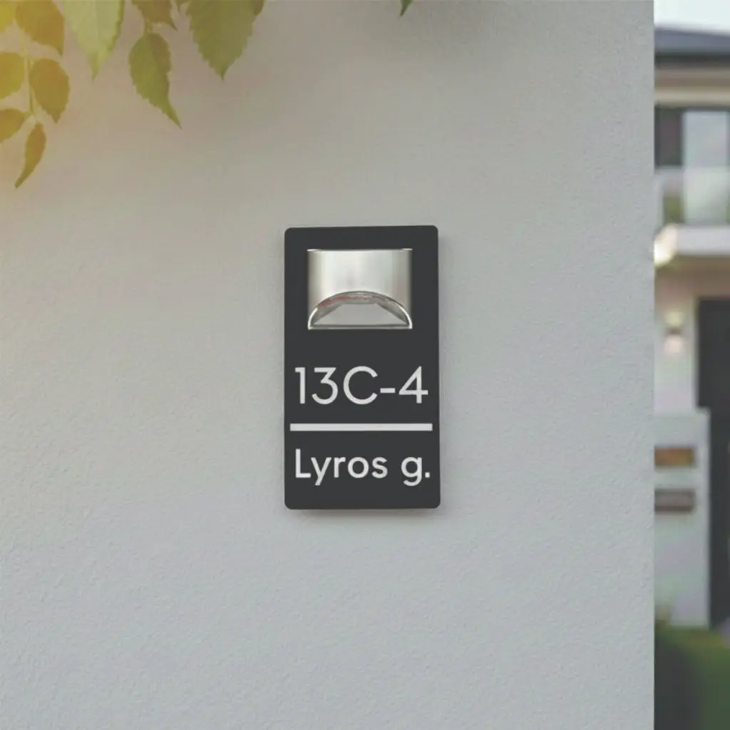 Moderni juoda adreso lentelė su baltais skaičiais ir saulės energija įkraunamu LED šviestuvu