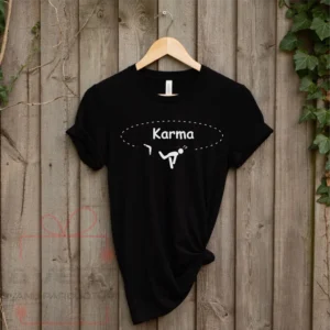 Juodi vyriški marškinėliai su balta spauda: užrašas „Karma“ ir iliustracija su bumerangu, vaizduojančiu karmos dėsnių humoro temą. Kokybiška spauda ant marškinėlių ir tekstilės gaminių.