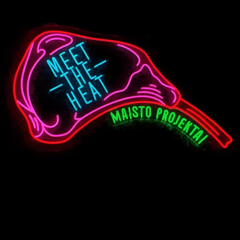 Mėsos pjausnio formos LED neoninis ženklas su užrašu „MEET THE HEAT – Maisto projektai“ – spalvinga reklama maisto furgonams ar restoranams.