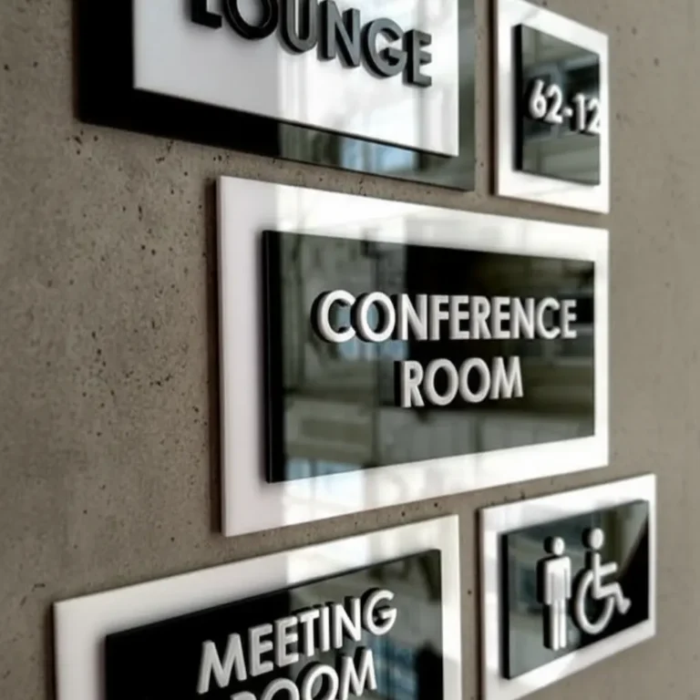 Modernios akrilinės biuro nuorodos ant sienos: Konferencijų salė ir Susitikimų kambarys, juodos ir baltos spalvos dizainas