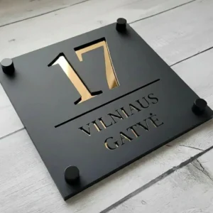 Prabangi kvadratinė namo numerio lentelė „Vilniaus gatvė“ iš juodo matinio ir auksinio veidrodinio organinio stiklo su dekoratyviniais juodais tvirtinimo varžtais