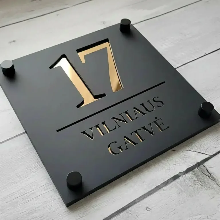 Prabangi kvadratinė namo numerio lentelė „Vilniaus gatvė“ iš juodo matinio ir auksinio veidrodinio organinio stiklo su dekoratyviniais juodais tvirtinimo varžtais