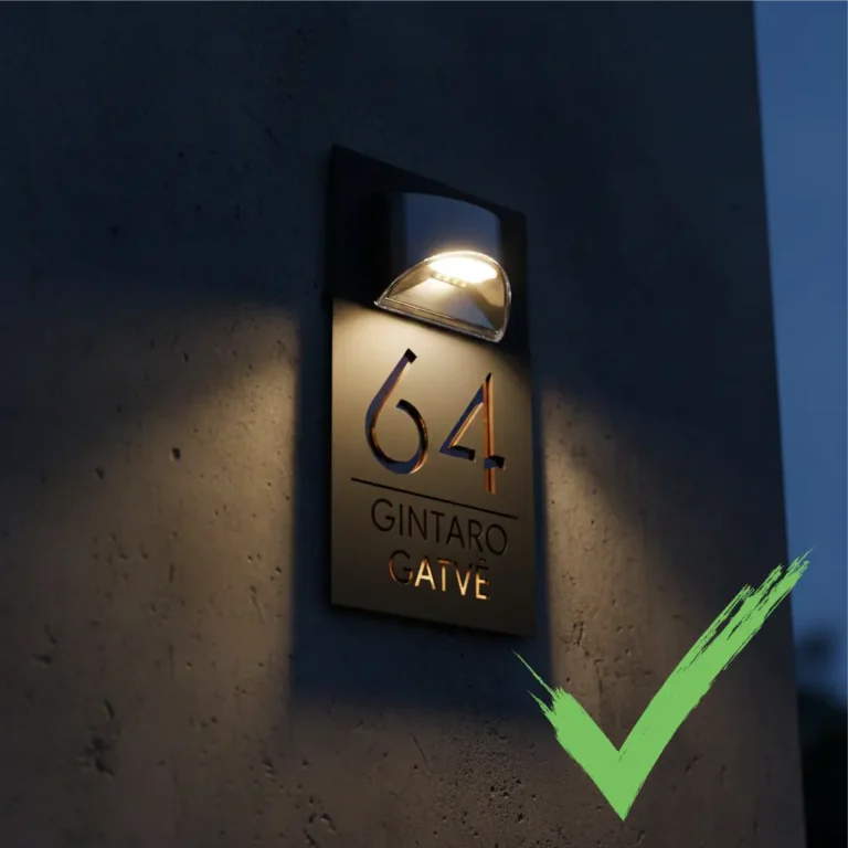 Modernus namo numeris su saulės energija veikiančia LED lempute naktiniam apšvietimui