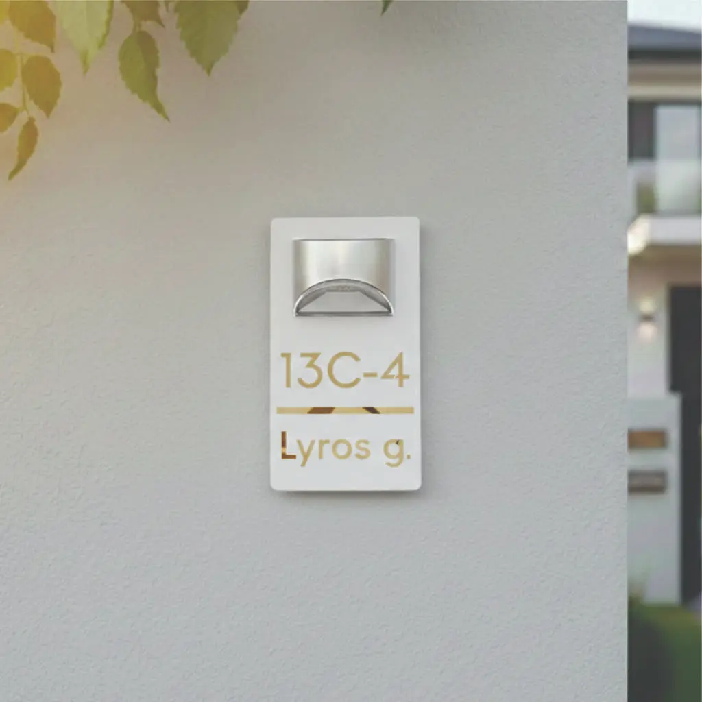 Modernus baltas namo numeris su saulės energija įkraunamu LED apšvietimu ir auksinio veidrodinio akrilo detalėmis