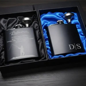 Dvi stilingos juodos matinės gertuvės su lazeriu graviruotais vardais ir unikaliu dizainu, padėtos ant medinio paviršiaus