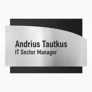 Moderni vardinė biuro lentelė su juodu pagrindu ir lenkta metalo plokštele, skirta IT sektoriaus vadovui.