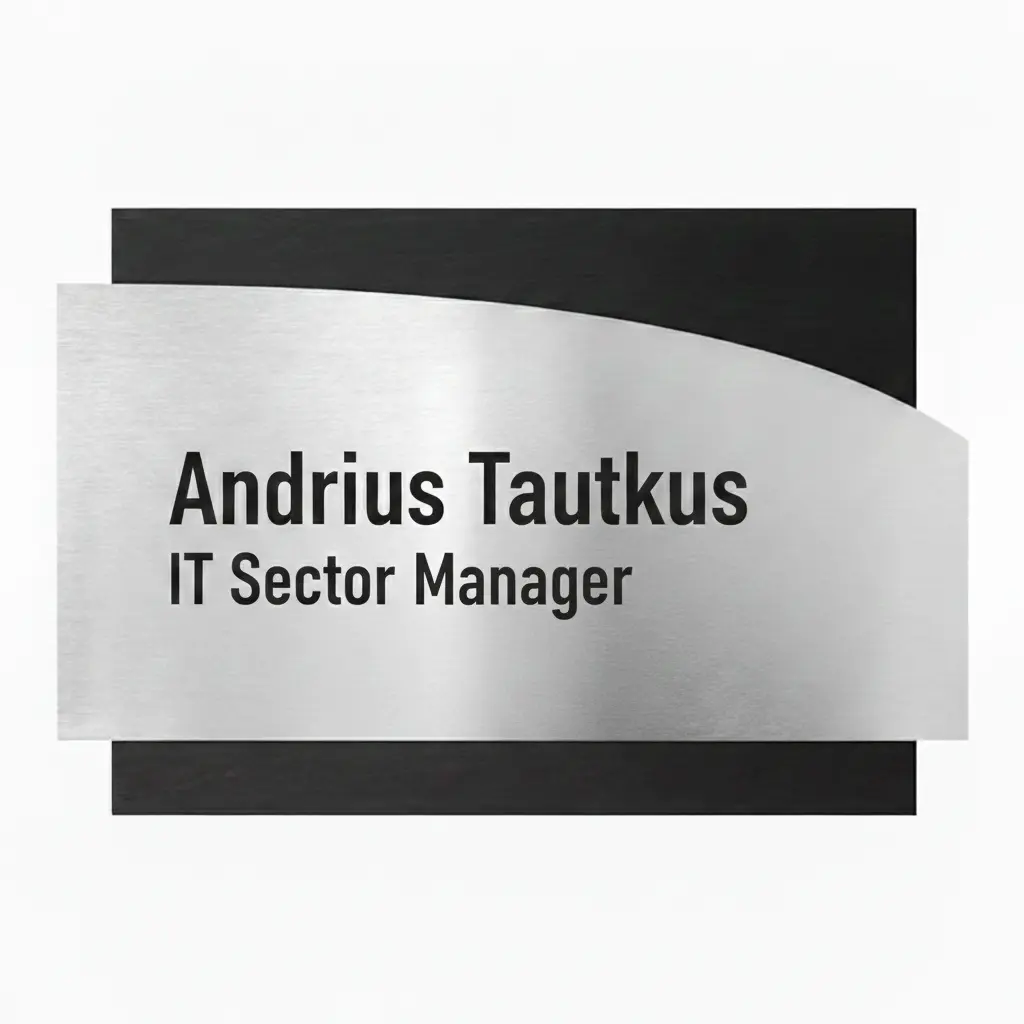 Moderni vardinė biuro lentelė su juodu pagrindu ir lenkta metalo plokštele, skirta IT sektoriaus vadovui.