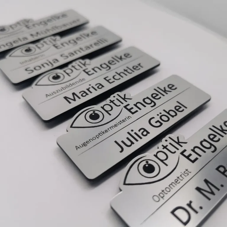 Vardinės kortelės darbuotojams su graviruotu logotipu ir pavardėmis sidabrinis rowmark