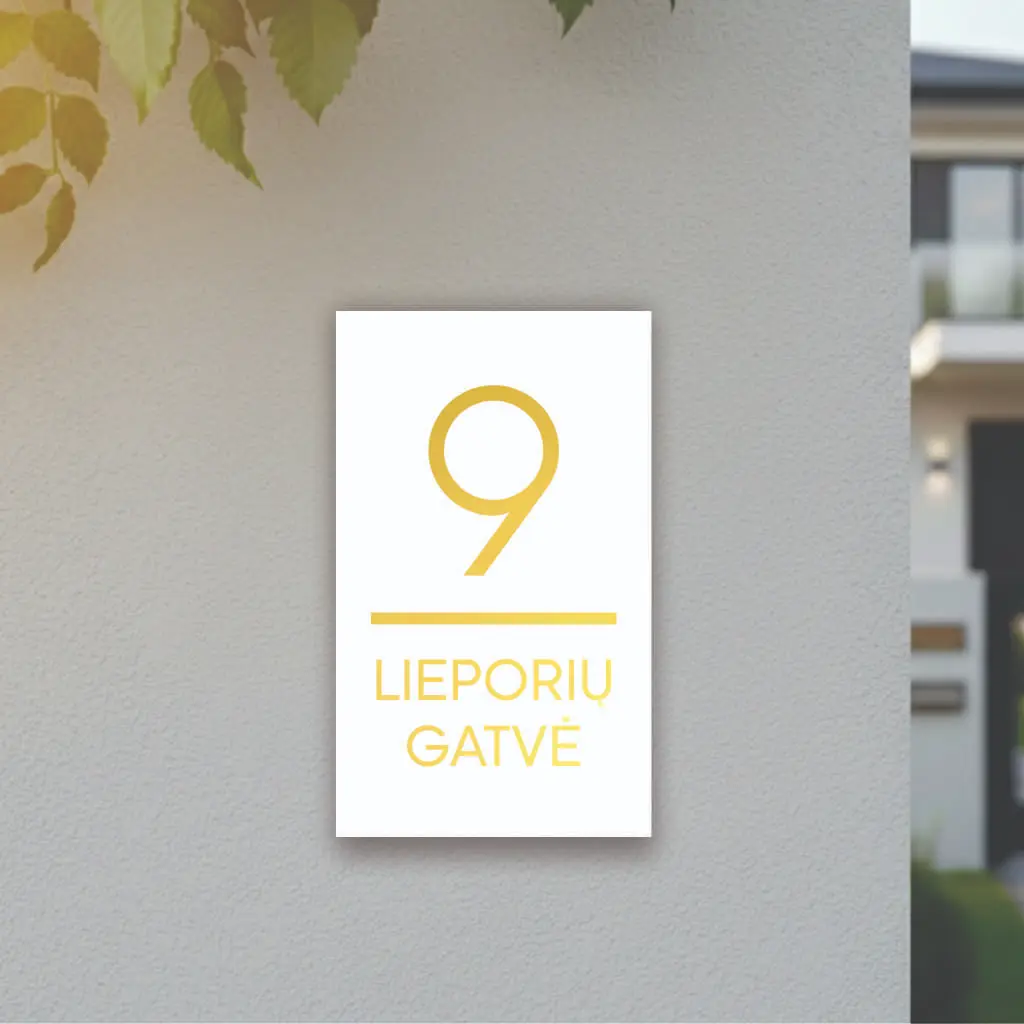 Vertikali moderni namo numerio lentelė: baltas organinio stiklo pagrindas su prabangiais veidrodinio aukso spalvos 3D skaičiais ir gatvės pavadinimu.