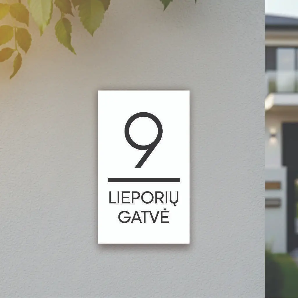 Vertikali moderni namo numerio lentelė: baltas pagrindas su juodais 3D skaičiais ir gatvės pavadinimu, minimalistinis dizainas