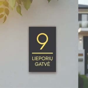 Vertikali moderni namo numerio lentelė: juodas organinio stiklo pagrindas su prabangiais 3D veidrodinio aukso spalvos skaičiais ir gatvės pavadinimu.