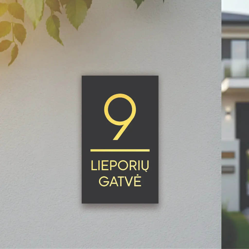 Vertikali moderni namo numerio lentelė: juodas organinio stiklo pagrindas su prabangiais 3D veidrodinio aukso spalvos skaičiais ir gatvės pavadinimu.