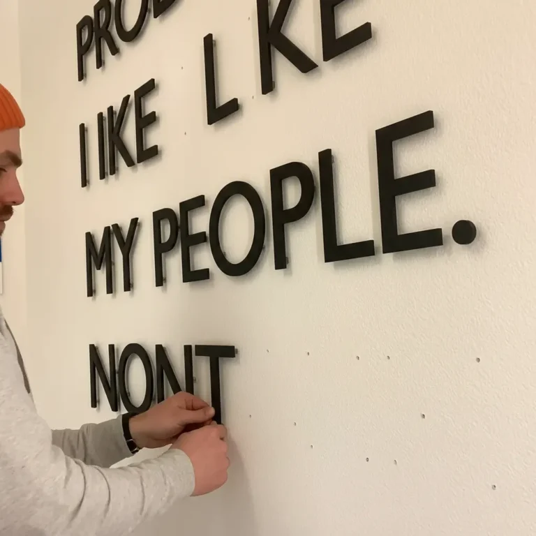 3D raidžių montavimas ant sienos – informacinės lentelės ir tūrinė reklama biurui