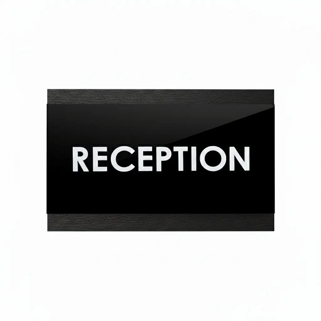 Informacinė lentelė RECEPTION pagaminta iš tamsaus dažyto beržo faneros ir juodo akrilo su iškiliomis baltomis raidėmis.