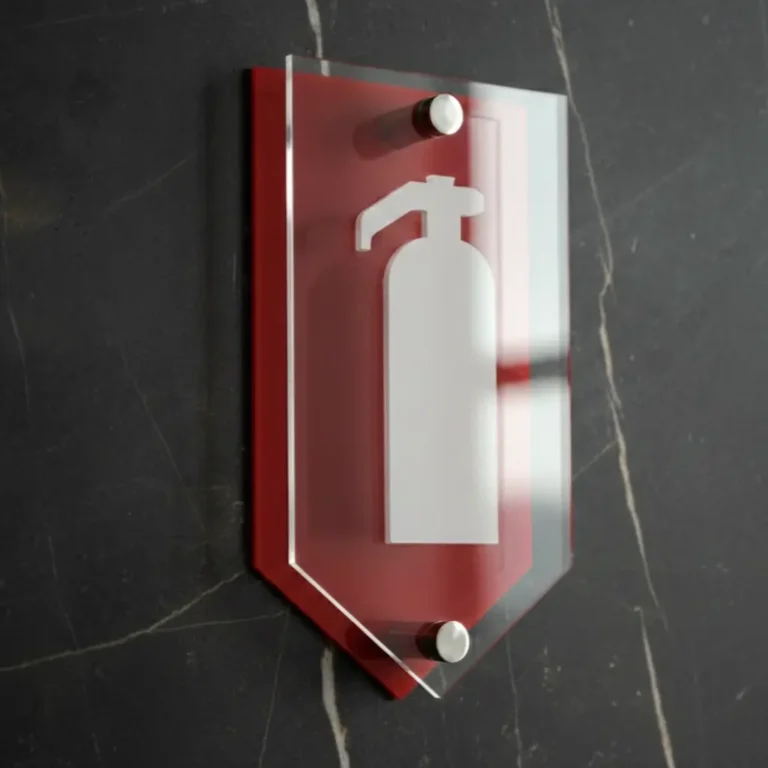Modernus akrilinis gaisrinio gesintuvo ženklas ant tamsios sienos