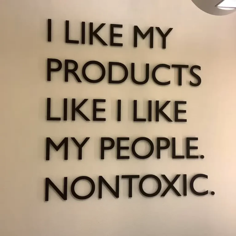 Galutinis 3D raidžių montavimo rezultatas – tūrinis užrašas „I like my products like I like my people. Nontoxic.“ ant biuro sienos