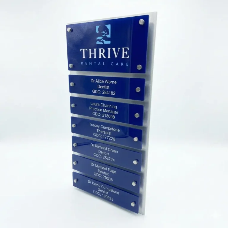 Profesionali informacinė nuoroda su mėlyno akrilo plokštelėmis ir metaliniais laikikliais baltame fone.“