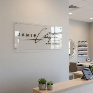 skaidraus-akrilo-lentele-nagų-studijai-logotipas